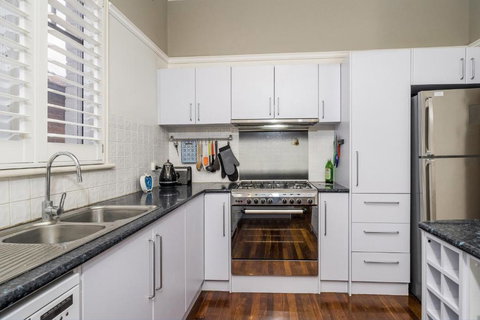 Incredible 3-Bed Renovated Home With Huge Garden - Accommodation Bookings 2