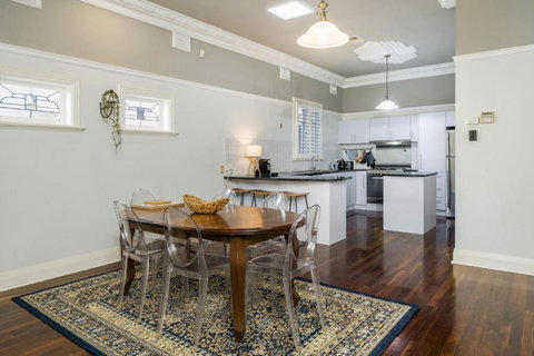 Incredible 3-Bed Renovated Home With Huge Garden - Accommodation Bookings 3