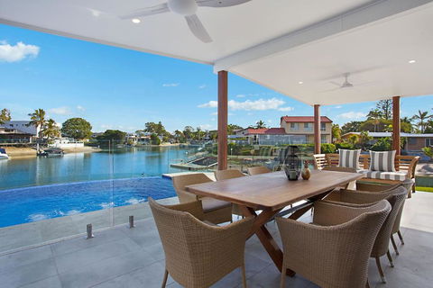 INCREDIBLE VALUE - Perfect For Large Families - Accommodation Bookings 1