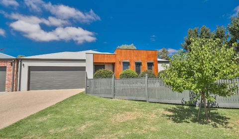 Indulge Luxury Homes - Dockside Marina - Accommodation Bookings 1