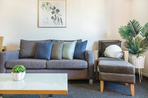 Inner Bloom - Tropical Chic In The CBD - Accommodation Bookings 1