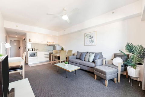 Inner Bloom - Tropical Chic In The CBD - Accommodation Bookings 2