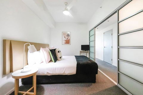 Inner Bloom - Tropical Chic In The CBD - Accommodation Bookings 3