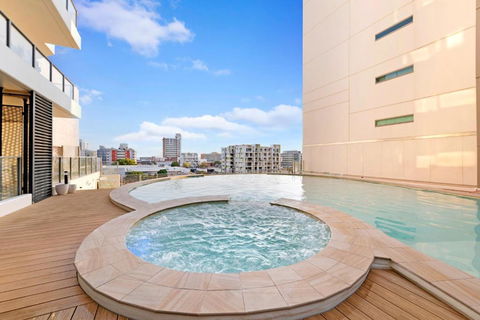 Inner Bloom - Tropical Chic In The CBD - Accommodation Bookings 0