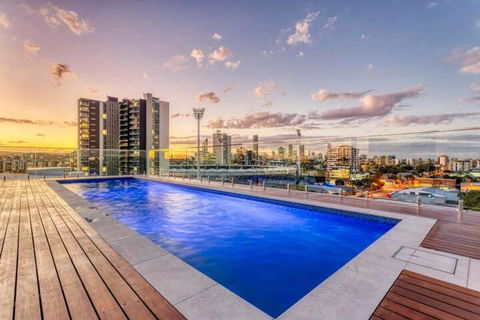 Inner City 1 Bedroom Apartment With Rooftop Pool And Parking - Serain Residences - Accommodation Bookings 0