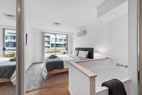 Inner City Action 3Bed 2Bath 1Car 3Balconies - Accommodation Bookings 3