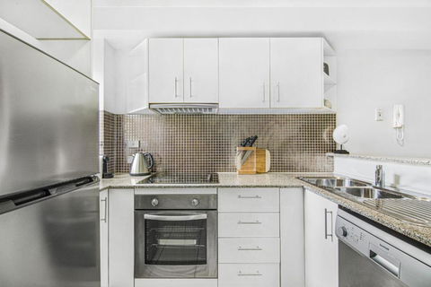 Inner-City 2-Bed With Balcony & Undercover Parking - Accommodation Bookings 2
