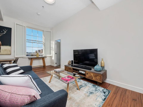 Inner-City Apartment Minutes Walk To Dining Hubs - Accommodation Bookings 1