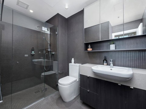 Inner-City Apartment Minutes Walk To Dining Hubs - Accommodation Bookings 2