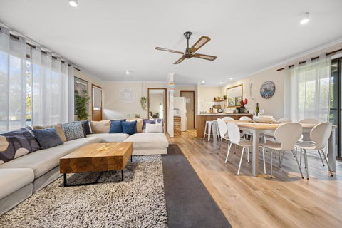 INVERLOCH - 2 Separate Houses In One! - Accommodation Bookings 2