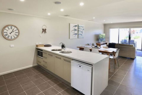 Iona Blue 3 Bedroom Townhouse 200m To Restaurants & Shops - Accommodation Bookings 2
