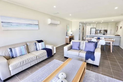 Iona Blue 3 Bedroom Townhouse 200m To Restaurants & Shops - Accommodation Bookings 3