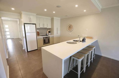 Iona Blue 3 Bedroom Townhouse 200m To Restaurants & Shops - Accommodation Bookings 1