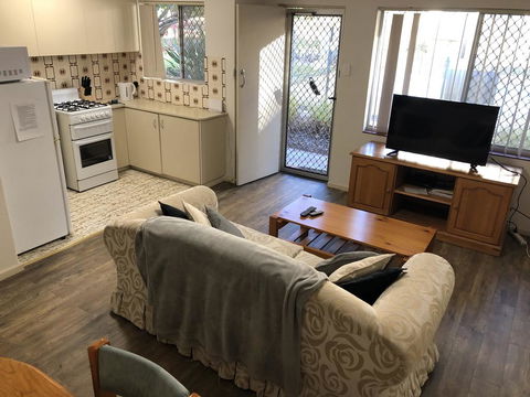 Affordable Comfortable Inglewood Apartment+Pool - Accommodation Bookings 3