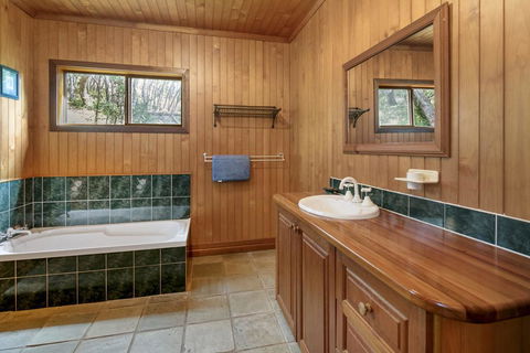Alinjarra - 13 Waller Court - Accommodation Bookings 1