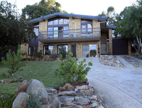 Alpine Apartment - Great Location With Views Of Lake Jindabyne - Accommodation Bookings 0