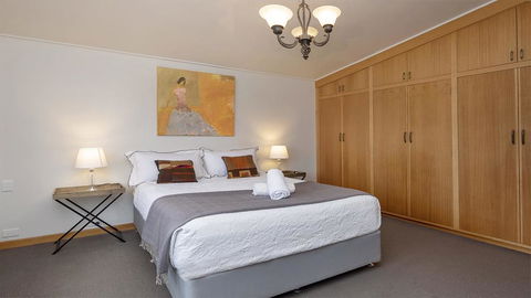 Alpine House - Views Over Lake Jindabyne And The Snowy Mountains - Accommodation Bookings 3