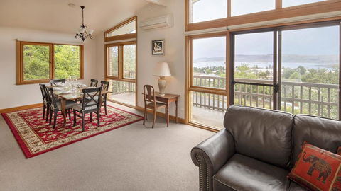 Alpine House - Views Over Lake Jindabyne And The Snowy Mountains - Accommodation Bookings 1