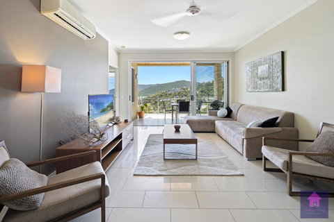 Amazing Ocean Views, Pool, Award Winning Location, Airlie Beach - Accommodation Bookings 3