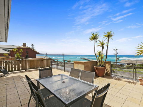 APARTMENT 12 PACIFIC APARTMENTS- Across From The Pier - Accommodation Bookings 0