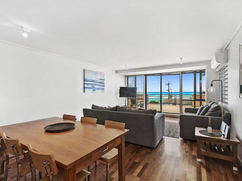 APARTMENT 12 PACIFIC APARTMENTS- Across From The Pier - Accommodation Bookings 1