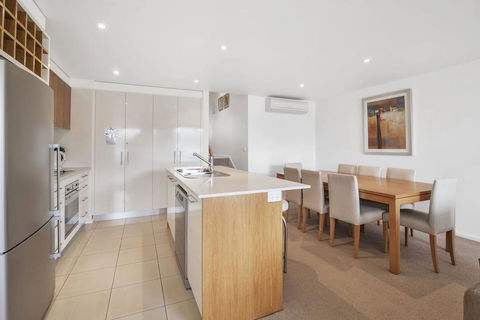APOLLO BLUE 6 - Modern Waterfront Apartment - Accommodation Bookings 3