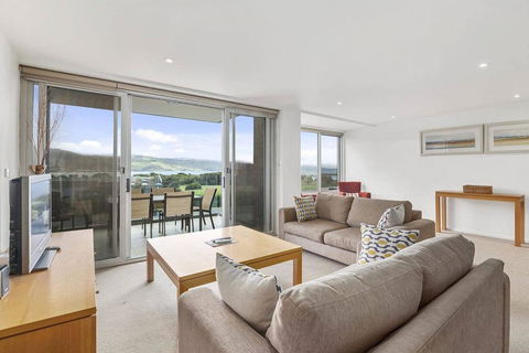 APOLLO BLUE 6 - Modern Waterfront Apartment - Accommodation Bookings 0
