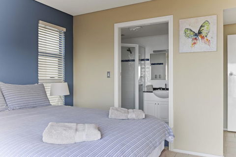 Aqua Shores Award Winning Apartment - Accommodation Bookings 3
