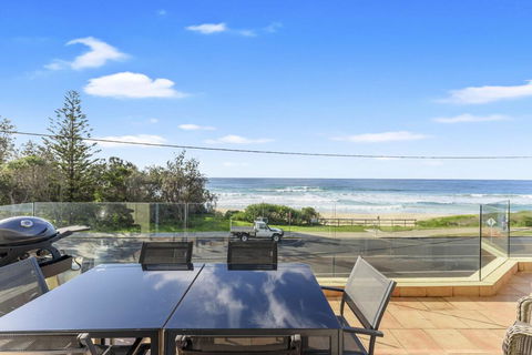 Aqua Shores Award Winning Apartment - Accommodation Bookings 0