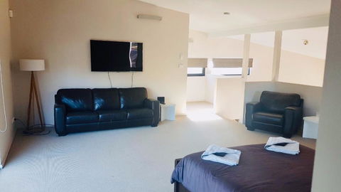 Architecturally Designed Beach House - Accommodation Bookings 3