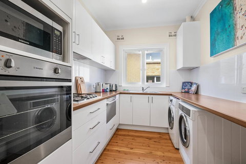 Art Deco Apartment Steps From Harbour And Beach - Accommodation Bookings 2