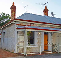 Art on Attfield - cute heritage 1 bedroom stone cottage - Accommodation Bookings