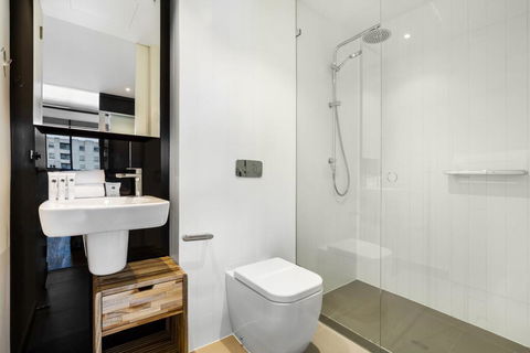 Artsy Apartment CBD City Views And Balcony - Accommodation Bookings 3