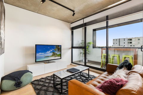 Artsy Apartment CBD City Views And Balcony - Accommodation Bookings 1