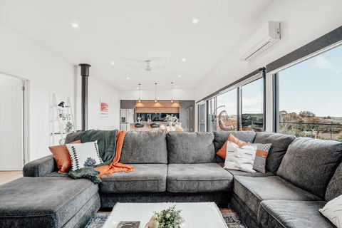 Luxurious Hobart Holiday Home With Stunning Bay Views - Affordable, Family-Friendly, And Stylish - Accommodation Bookings 0