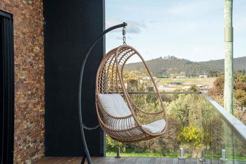 Luxurious Hobart Holiday Home With Stunning Bay Views - Affordable, Family-Friendly, And Stylish - Accommodation Bookings 1