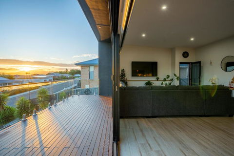 Luxurious Hobart Holiday Home With Stunning Bay Views - Affordable, Family-Friendly, And Stylish - Accommodation Bookings 3