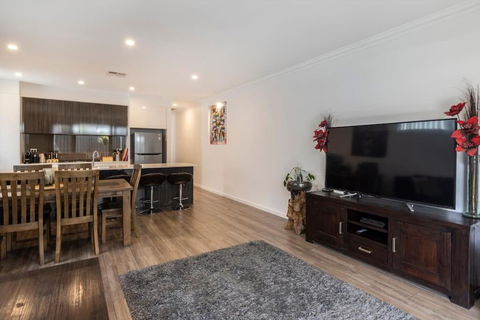 Luxury Home In Christies Beach With King Bed, NBN, Netflix, 3Bed 2Bath - Accommodation Bookings 1
