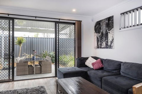 Luxury Home In Christies Beach With King Bed, NBN, Netflix, 3Bed 2Bath - Accommodation Bookings 2
