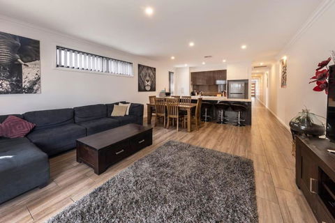 Luxury Home In Christies Beach With King Bed, NBN, Netflix, 3Bed 2Bath - Accommodation Bookings 3