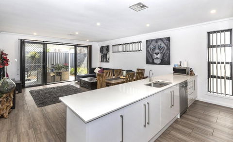 Luxury Home In Christies Beach With King Bed, NBN, Netflix, 3Bed 2Bath - Accommodation Bookings 0