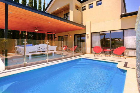 LUXURY VILLA W POOL & SPAS - Accommodation Bookings 0