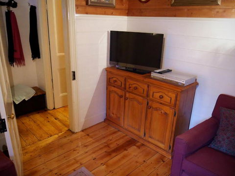 Lynden Cottage - Built 1884 In The Heart Of Town - Accommodation Bookings 1