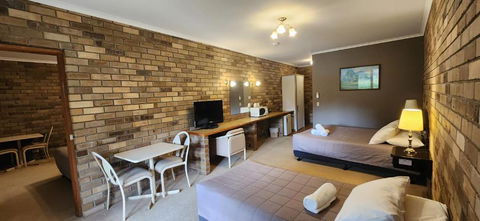 Magdala Motor Lodge & Lakeside Restaurant - Accommodation Bookings 3