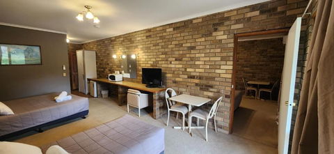 Magdala Motor Lodge & Lakeside Restaurant - Accommodation Bookings 1