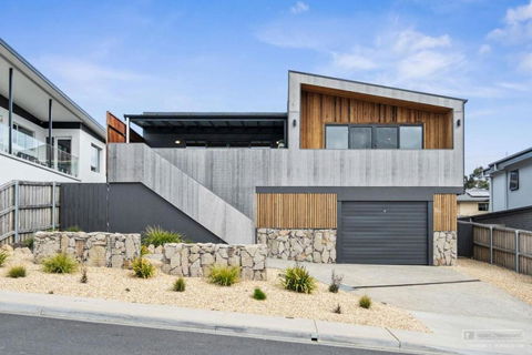 Magnificent Home, Water Views - Accommodation Bookings 0