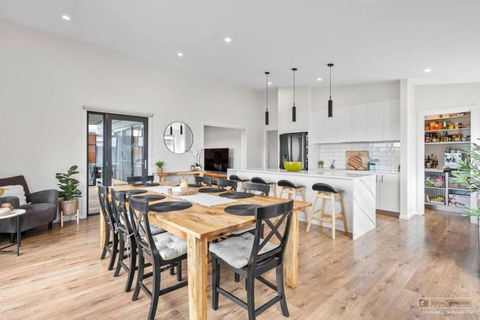Magnificent Home, Water Views - Accommodation Bookings 1