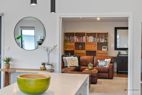 Magnificent Home, Water Views - Accommodation Bookings 3