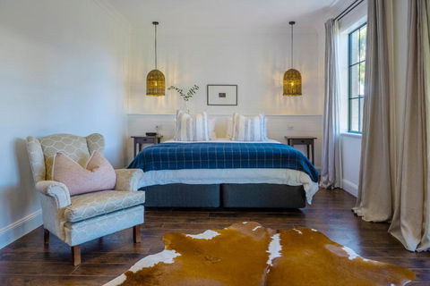 MAIN STREET RETREAT - King BRs, Comp Minibar, Breakfast Prov, Fireplaces - Accommodation Bookings 0