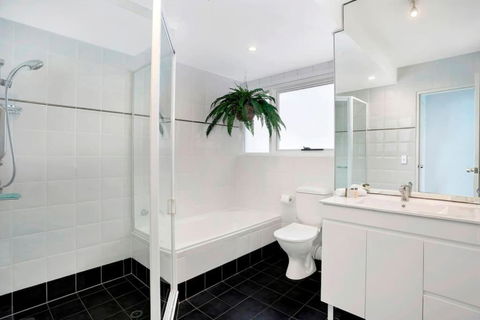 MAN29 - Beautiful 2 BR Apartment Manly Wharf Views - Accommodation Bookings 3